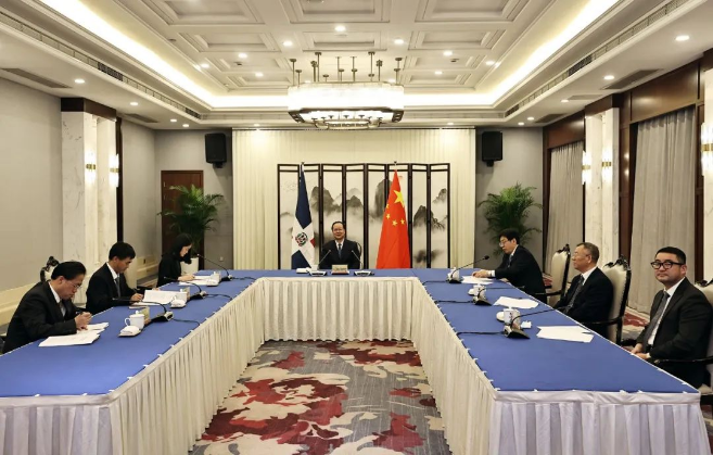 BB贝博艾弗森环境“助力”多米尼加清运垃圾，毛伟明省长出席线上交接仪式